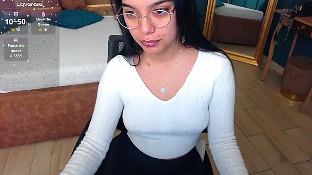 Snapshot of SerenaXMendez chatting on October 6, 3:04 am SerenaXMendez online show from October 6, 3:04 am