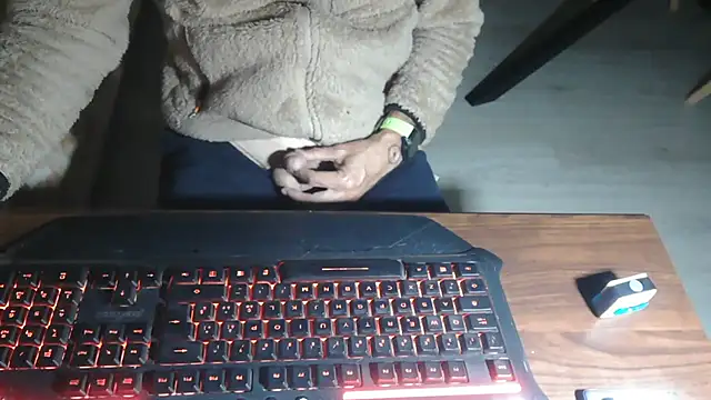 Snapshot of Adri_gard chatting on May 5, 8:39 pm Adri gard online show from May 5, 8:39 pm