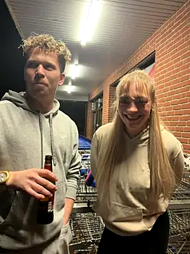 Snapshot of NickyGold_Official chatting on November 1, 6:43 pm NickyGold Official online show from November 1, 6:43 pm