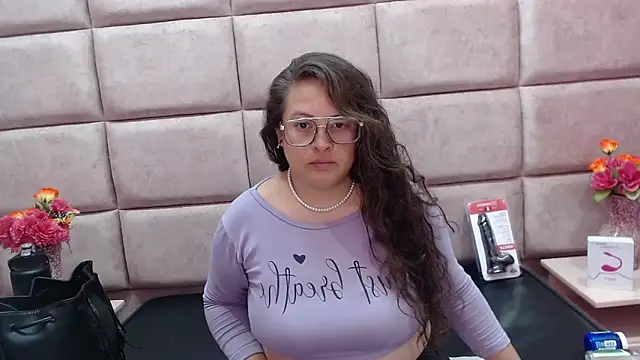 Snapshot of SaraThomso chatting on February 9, 3:00 am SaraThomso online show from February 9, 3:00 am