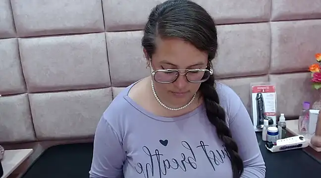 Snapshot of SaraThomso chatting on February 9, 9:05 am SaraThomso online show from February 9, 9:05 am