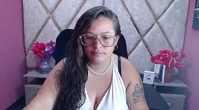 Snapshot of SaraThomso chatting on March 13, 2:49 am SaraThomso online show from March 13, 2:49 am