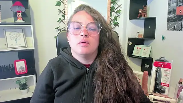 Snapshot of SaraThomso chatting on October 4, 3:37 am SaraThomso online show from October 4, 3:37 am