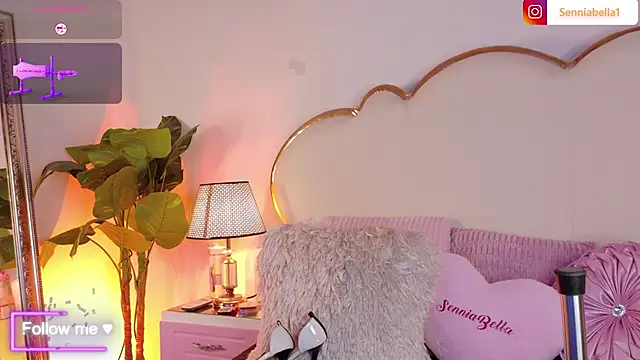 SenniaBella online show from April 2, 2:04 pm