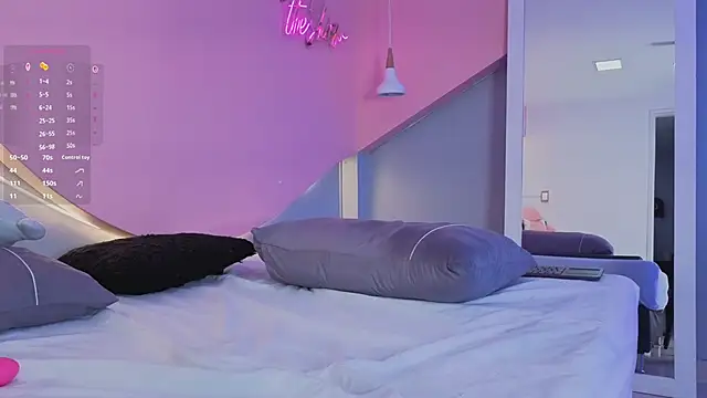 AllisonRoberts  online show from April 4, 10:13 am