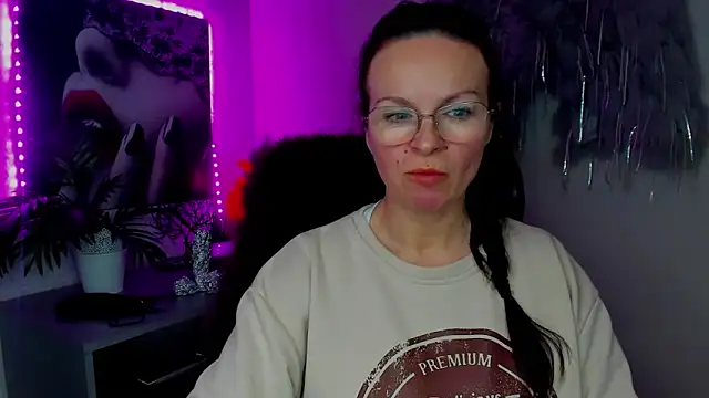 Snapshot of HelenLuxx chatting on February 9, 2:21 pm HelenLuxx online show from February 9, 2:21 pm