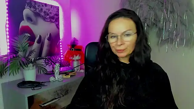 Snapshot of HelenLuxx chatting on February 10, 5:17 pm HelenLuxx online show from February 10, 5:17 pm