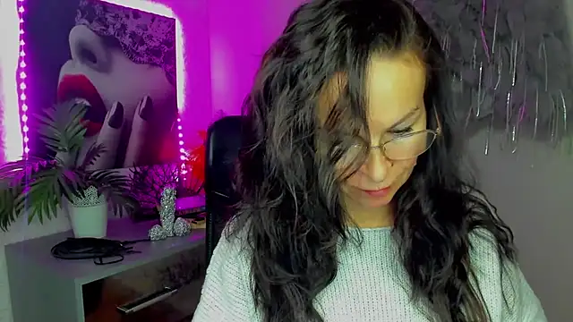 Snapshot of HelenLuxx chatting on February 13, 4:25 pm HelenLuxx online show from February 13, 4:25 pm