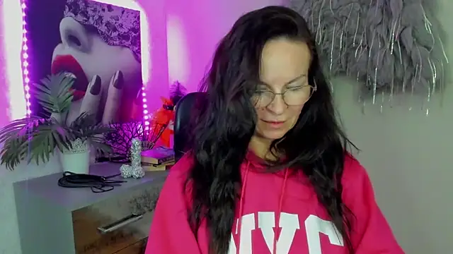 Snapshot of HelenLuxx chatting on February 24, 3:21 pm HelenLuxx online show from February 24, 3:21 pm