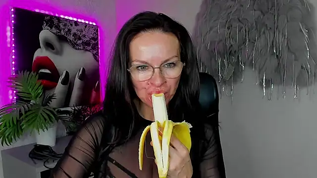 HelenLuxx online show from March 25, 3:40 pm