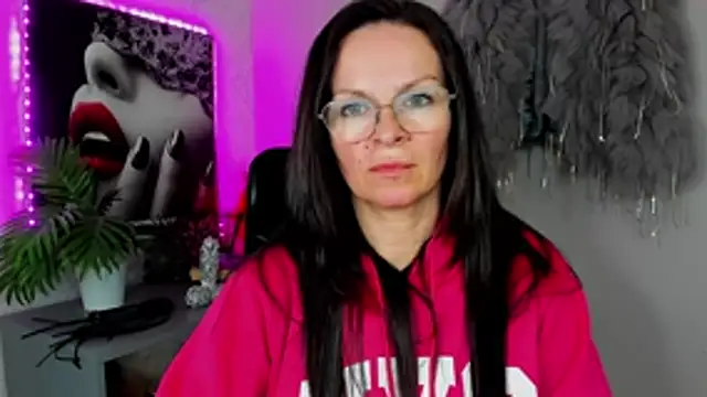 HelenLuxx online show from April 9, 3:39 pm