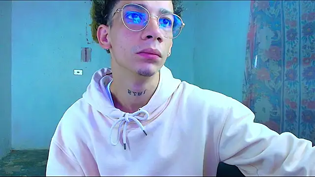 Snapshot of mateodeamjo chatting on February 9, 2:43 pm mateodeamjo online show from February 9, 2:43 pm