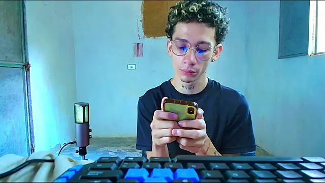 Snapshot of mateodeamjo chatting on February 12, 3:18 pm mateodeamjo online show from February 12, 3:18 pm