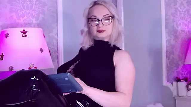 Snapshot of EllianaReese chatting on January 17, 3:06 pm EllianaReese online show from January 17, 3:06 pm