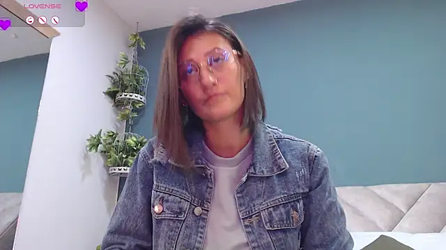 Snapshot of SharisWillian chatting on January 11, 3:44 am SharisWillian online show from January 11, 3:44 am