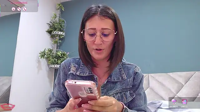 Snapshot of SharisWillian chatting on January 18, 1:40 pm SharisWillian online show from January 18, 1:40 pm