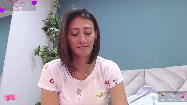 Snapshot of SharisWillian chatting on February 1, 5:28 am SharisWillian online show from February 1, 5:28 am