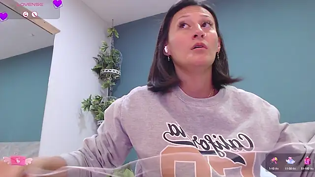 Snapshot of SharisWillian chatting on February 5, 3:23 am SharisWillian online show from February 5, 3:23 am