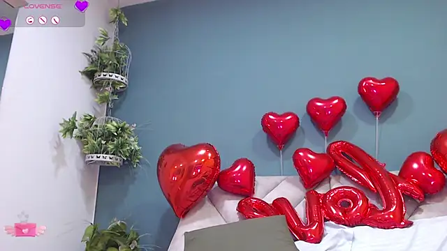 Snapshot of SharisWillian chatting on February 14, 8:21 am SharisWillian online show from February 14, 8:21 am