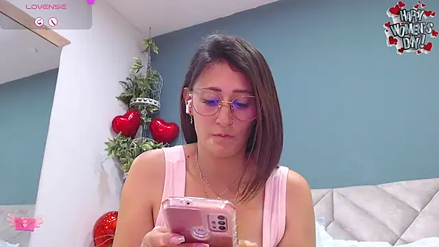 Snapshot of SharisWillian chatting on March 8, 7:16 am SharisWillian online show from March 8, 7:16 am