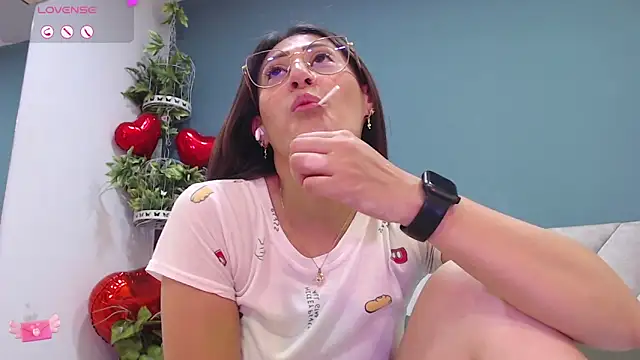 Snapshot of SharisWillian chatting on March 11, 7:15 am SharisWillian online show from March 11, 7:15 am