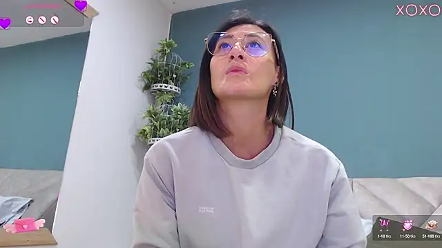 Snapshot of SharisWillian chatting on October 4, 4:10 am SharisWillian online show from October 4, 4:10 am