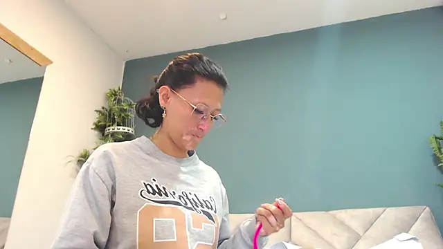 SharisWillian online show from April 8, 3:50 am