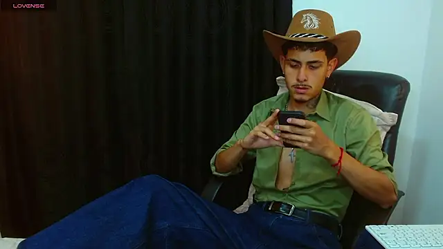 Snapshot of Bastiaan_28 chatting on March 8, 11:19 pm Bastiaan 28 online show from March 8, 11:19 pm