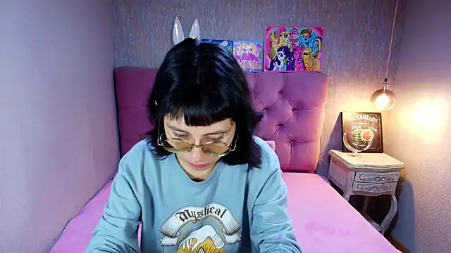 Snapshot of charlottemoonxz chatting on July 19, 4:44 pm charlottemoonxz online show from July 19, 4:44 pm