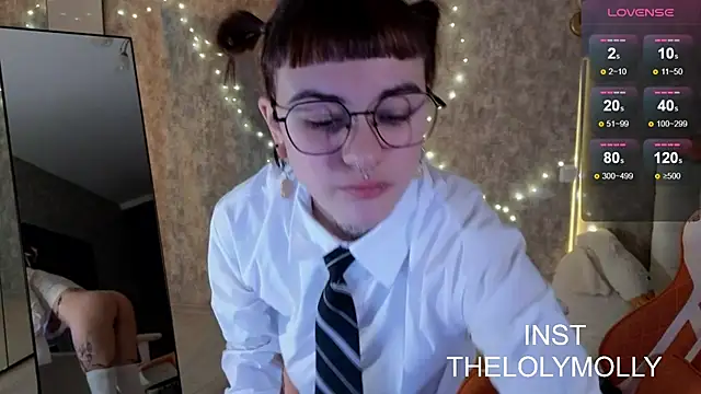 Snapshot of LolyMolli chatting on October 17, 10:07 am LolyMolli online show from October 17, 10:07 am