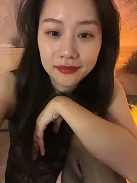 Snapshot of Eliza-E chatting on December 18, 1:28 pm Eliza-E online show from December 18, 1:28 pm