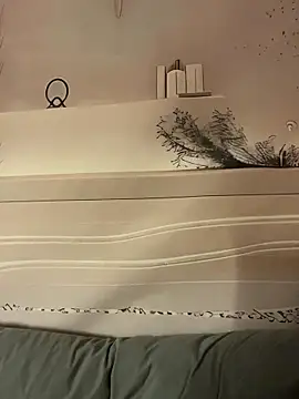 Snapshot of Eliza-E chatting on January 12, 4:39 am Eliza-E online show from January 12, 4:39 am