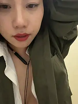 Snapshot of Eliza-E chatting on February 5, 12:54 pm Eliza-E online show from February 5, 12:54 pm