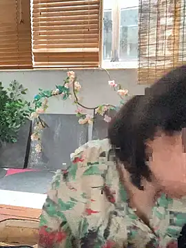 Snapshot of Eliza-E chatting on March 1, 12:01 am Eliza-E online show from March 1, 12:01 am