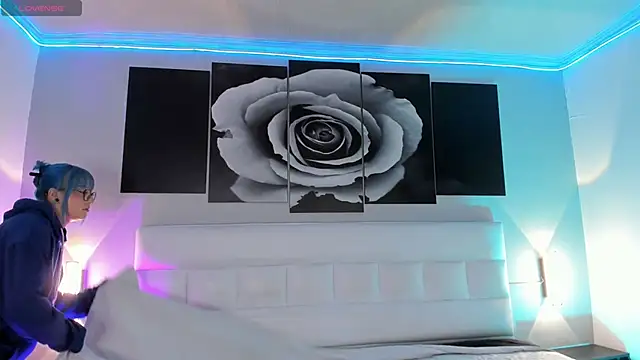 sofi bakerr online show from September 16, 11:55 am