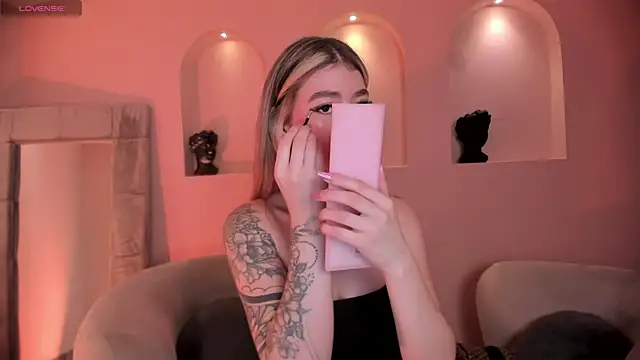 ViolettHansson online show from December 5, 11:30 am