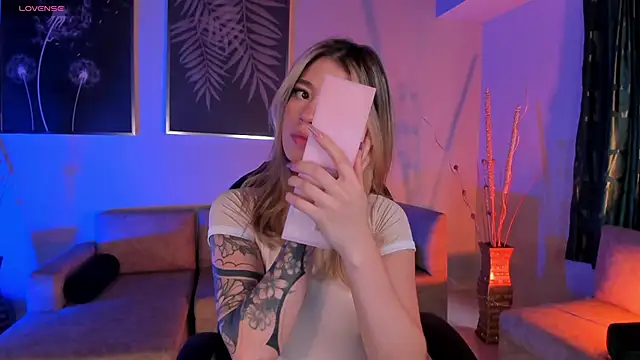 ViolettHansson online show from December 17, 6:47 pm