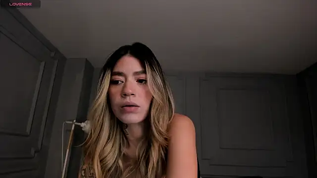 ViolettHansson online show from April 16, 9:32 am