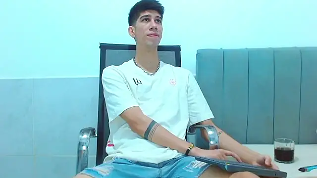 Snapshot of jhony-sex chatting on February 18, 4:41 am jhony-sex online show from February 18, 4:41 am