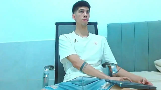 Snapshot of jhony-sex chatting on February 25, 1:04 am jhony-sex online show from February 25, 1:04 am