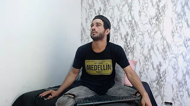 Snapshot of Moon_and_aaron chatting on February 22, 3:40 am Moon and aaron online show from February 22, 3:40 am