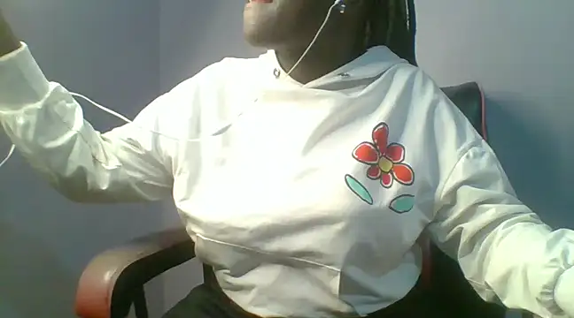Snapshot of pretty_almah chatting on December 4, 7:01 pm pretty almah online show from December 4, 7:01 pm