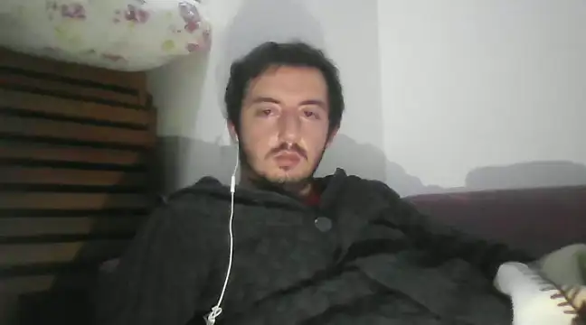 Snapshot of laynufff chatting on February 9, 12:39 am laynufff online show from February 9, 12:39 am