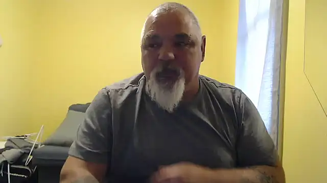 Newfiesausage1972 online show from November 6, 1:45 pm