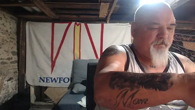 Newfiesausage1972 online show from March 18, 9:34 am