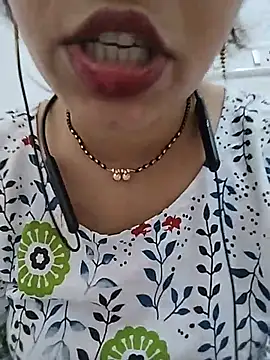 Snapshot of Simaran_bhabhi chatting on June 4, 1:11 am Simaran bhabhi online show from June 4, 1:11 am