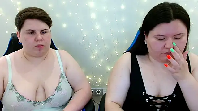 Snapshot of BeckyAndHellen chatting on July 3, 8:10 am BeckyAndHellen online show from July 3, 8:10 am