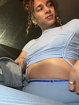 Snapshot of Shuggabutt chatting on December 22, 9:22 am Shuggabutt online show from December 22, 9:22 am