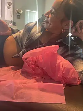 Snapshot of Shuggabutt chatting on January 19, 9:55 pm Shuggabutt online show from January 19, 9:55 pm