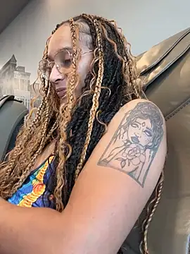 Snapshot of Shuggabutt chatting on September 18, 1:18 am Shuggabutt online show from September 18, 1:18 am